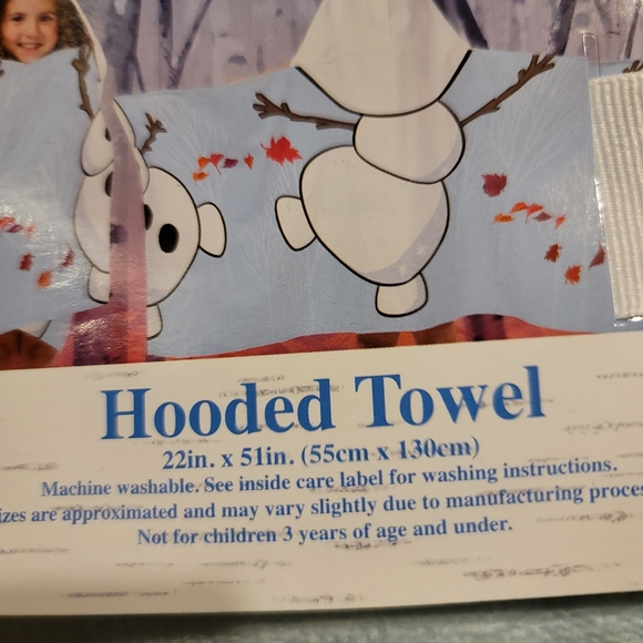New Frozen 2 Olaf hooded towel - Picture 3 of 5